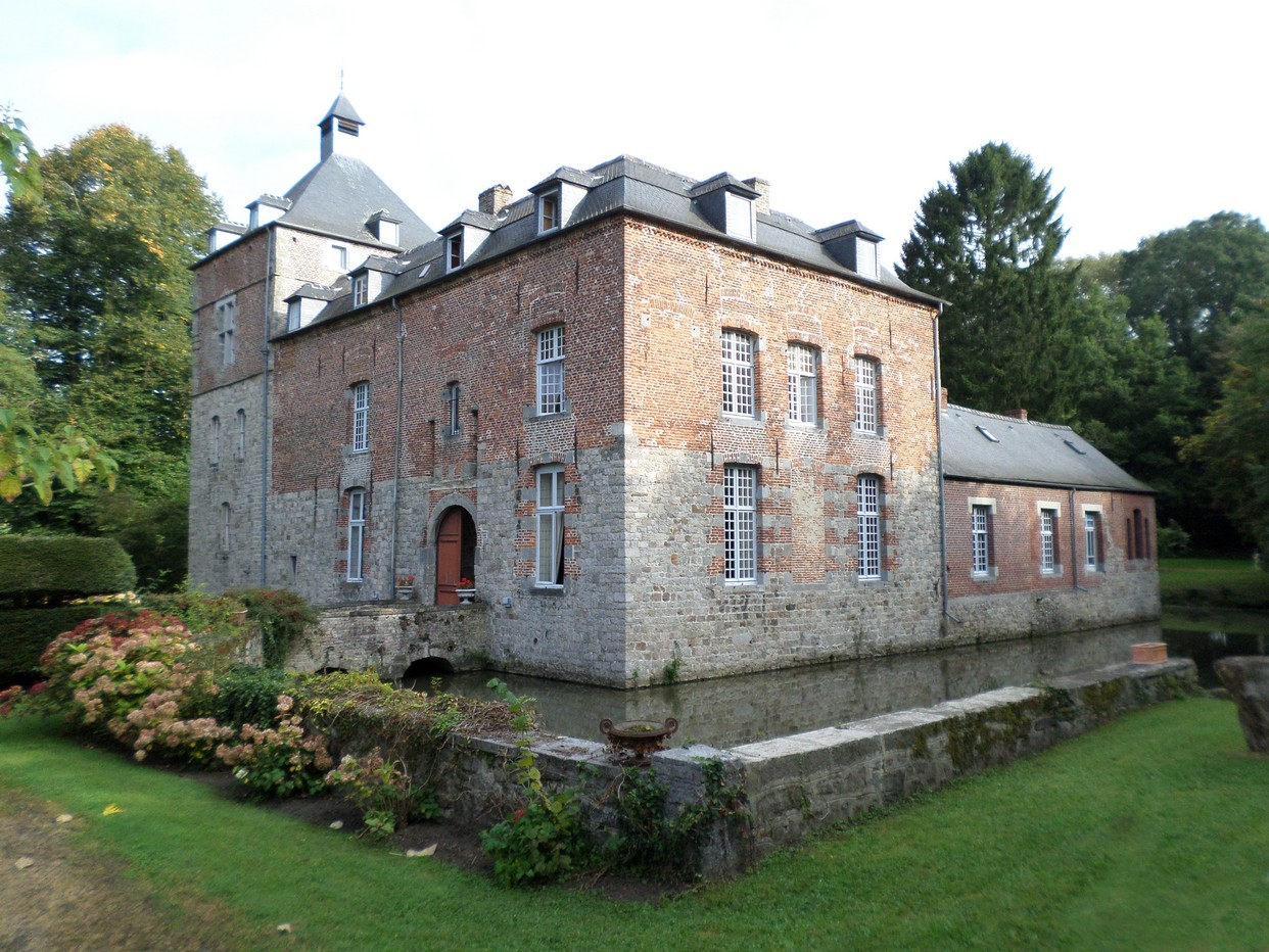 La façade principale orientée Sud/Ouest du Château d'Audignies.