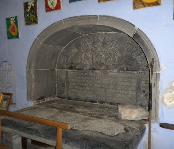 Caveau de Johan de Hun et de son épouse dans la chapelle du château de Beaurieux