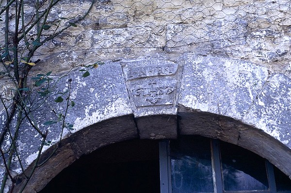 La clef de voûte datée 1579 de la porte des dépendances du château de Bellignies