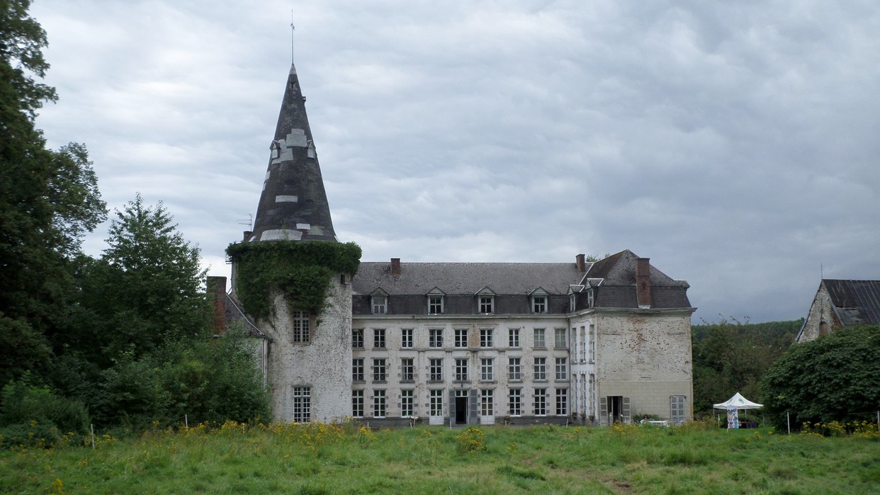 La façade principale du château de Bellignies