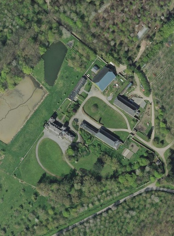 Le Château d'Hugémont à Dompierre sur Helpe. Vue satellite