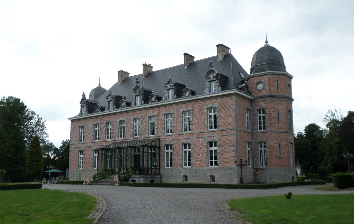 Le Château de Dourlers, façade sud.