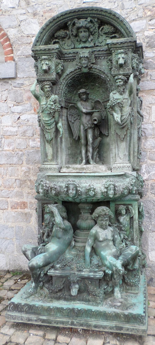Fontaine du château de Dourlers.