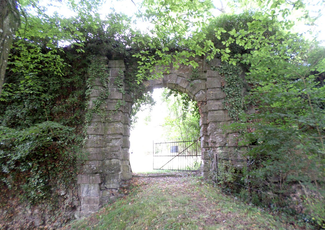 Le château d'Eclaibes, l'ancien pont levis.