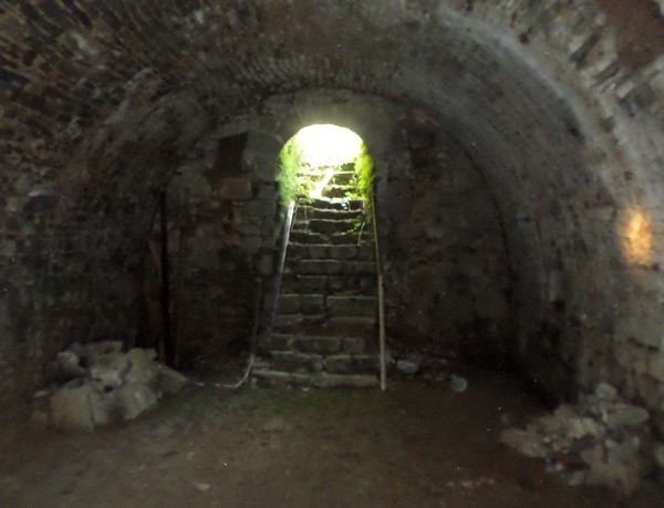 La tour de la sorcière du château d'Eclaibes, la salle souterraine.