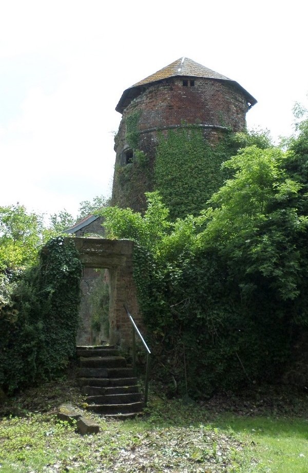 Le château d'Eclaibes, tour de la Sorcière.