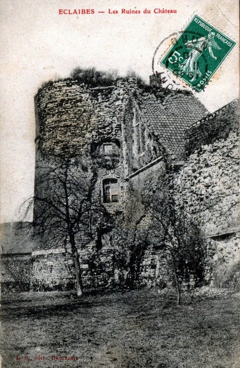 La tour de la sorcière du château d'Eclaibes sur une carte postale de 1945 ou 46