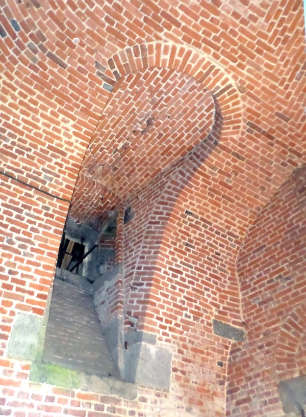La tour de la sorcière du château d'Eclaibes. Ouverture vue de l'intérieur de la tpour