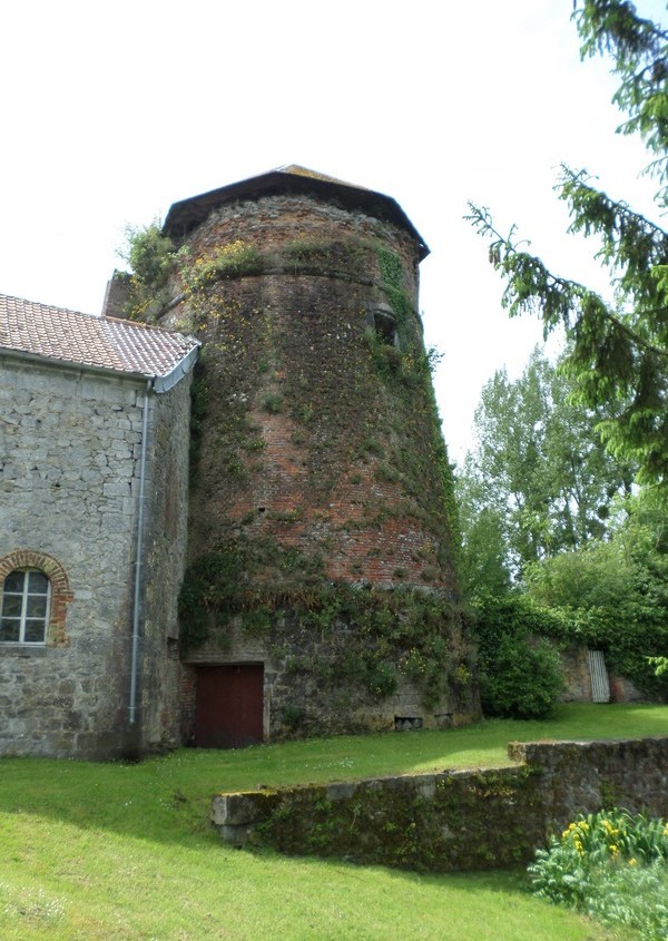 La tour de la sorcière du château d'Eclaibes.