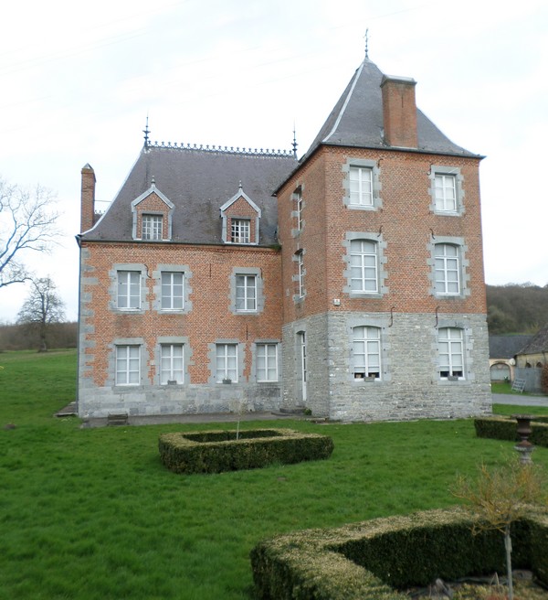 Le Château Voyaux à Eppe Sauvage