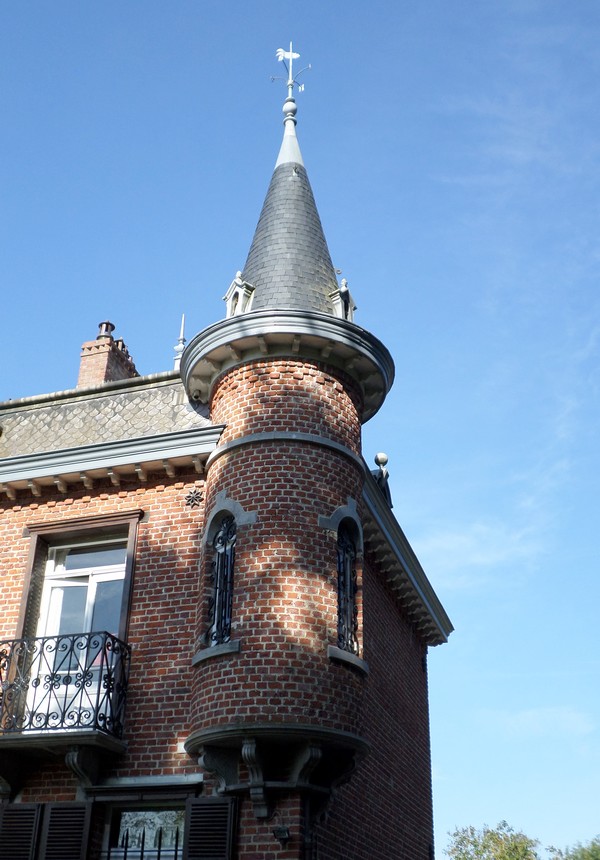 La tour du château Carnoy à Gommegnies.