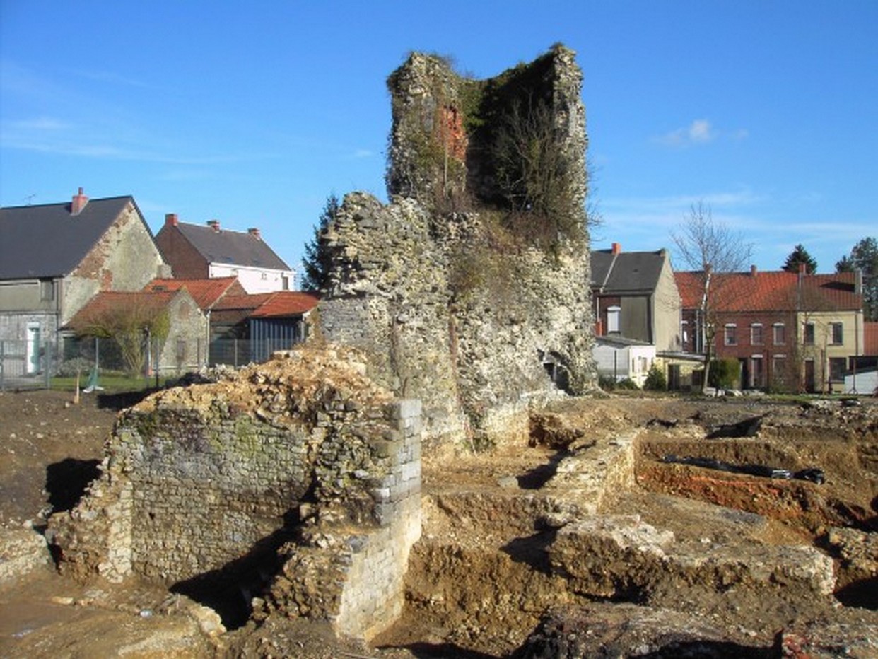Les ruines du château de Jeumont. 2012
