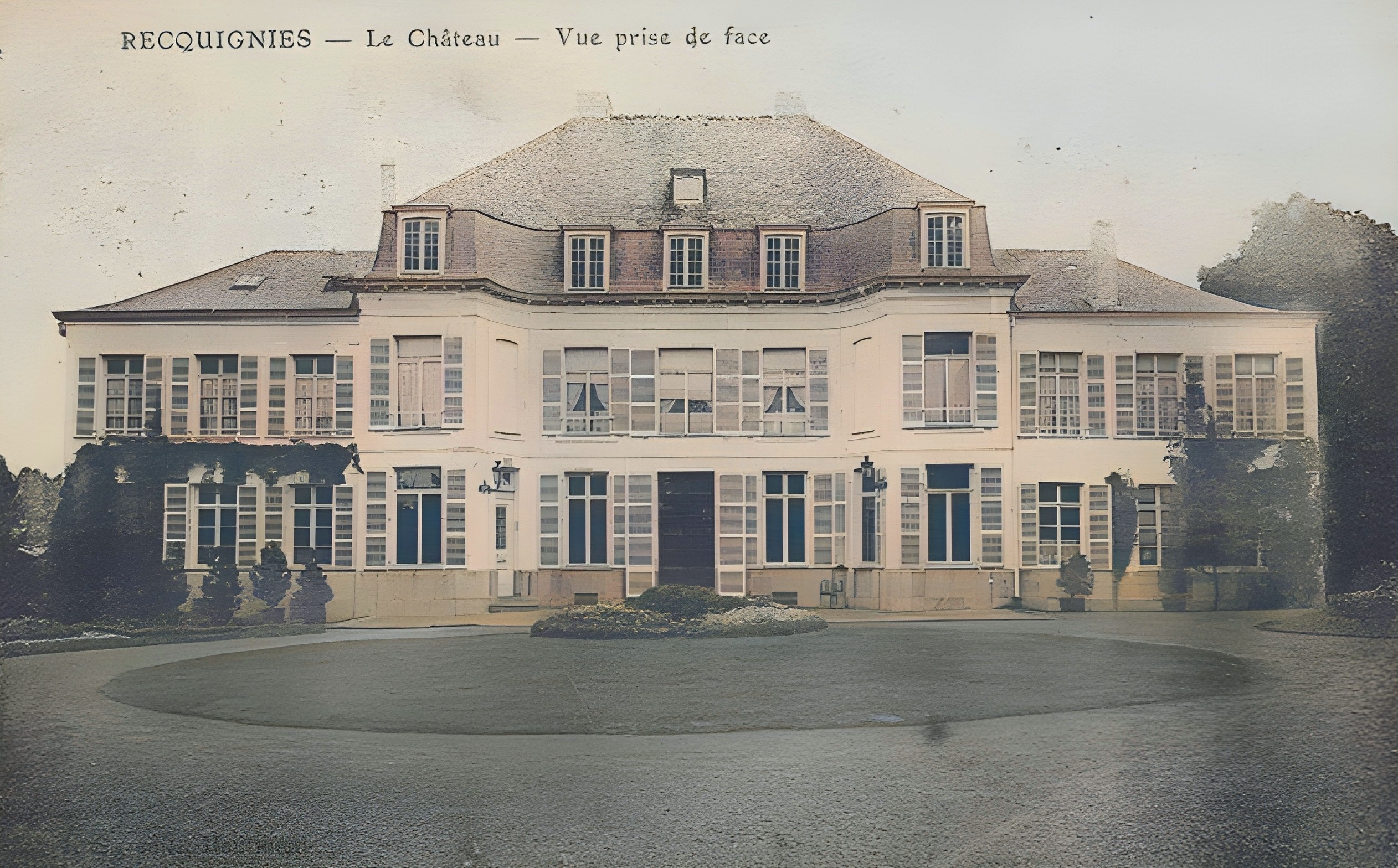Le Château de la Carnière à Recquignies sur une carte postale ancienne.
