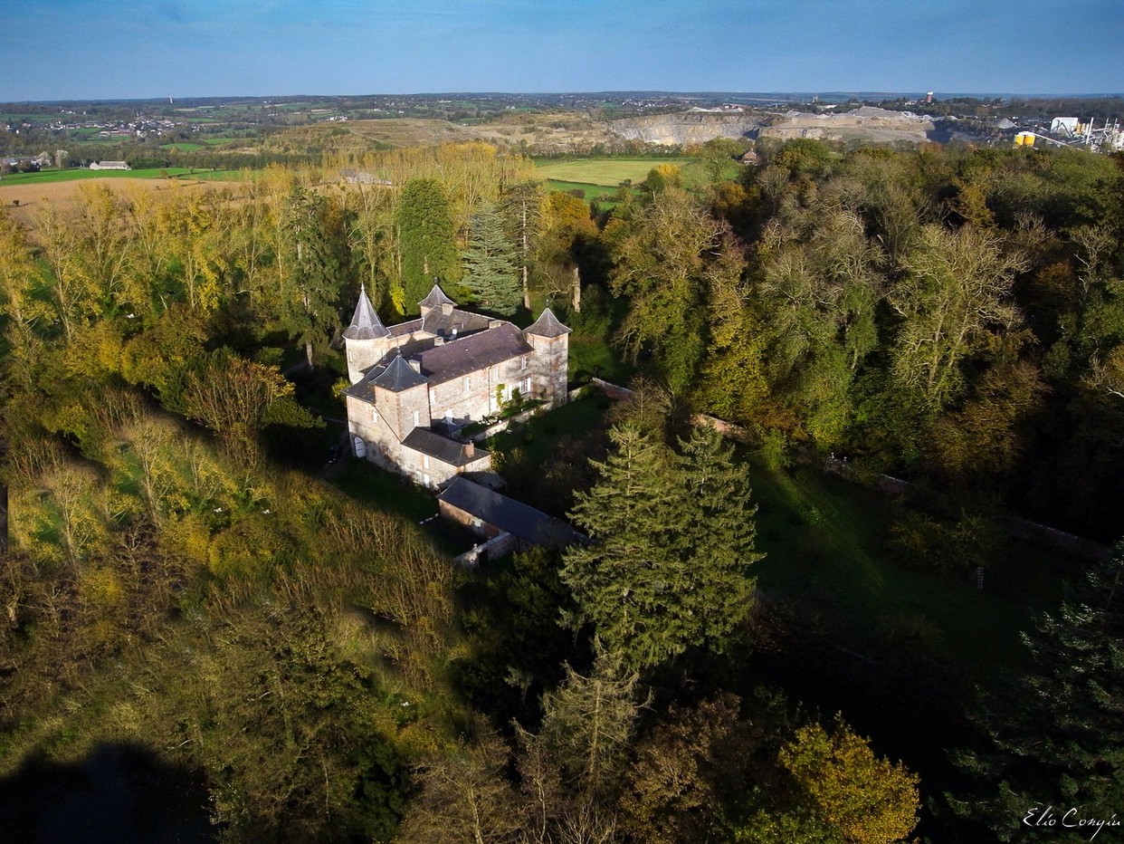 Le Château de Coutant à Saint Hilaire sur Helpe, vue aérienne.