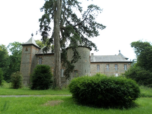 Le château de Coutant à Saint Hilaire sur Helpe, vue Nord.