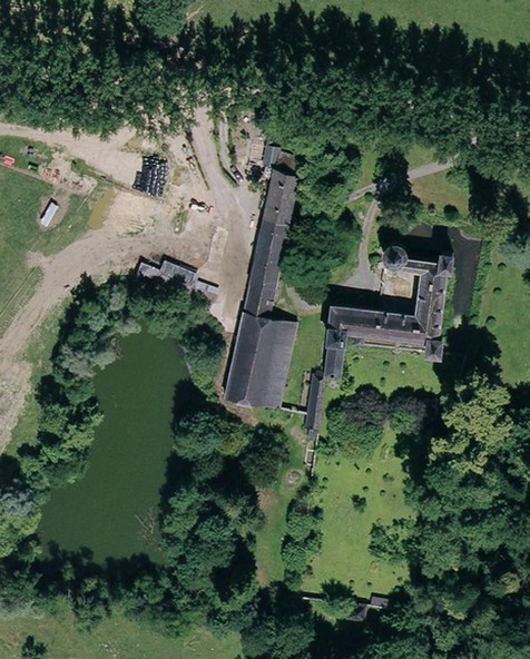 Le Château de Coutant à Saint Hilaire sur Helpe en vue satellite.