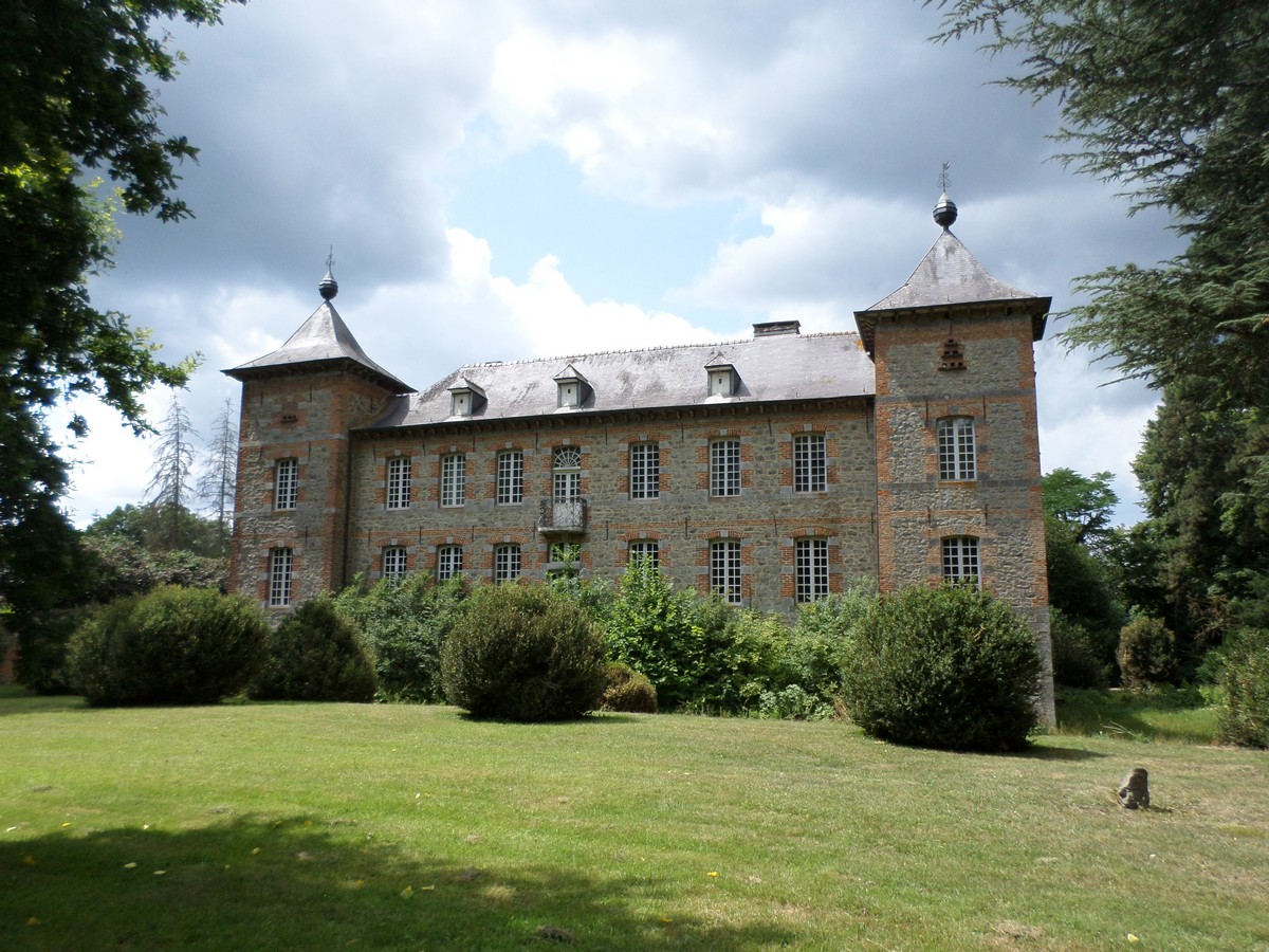 La façade Est du château de Coutant Château de Coutant à Saint Hilaire sur Helpe.