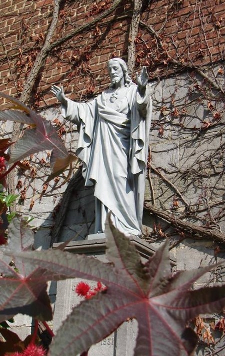 Statue Coeur de Jésus (1931) sur le côté de l'église de Jeumont