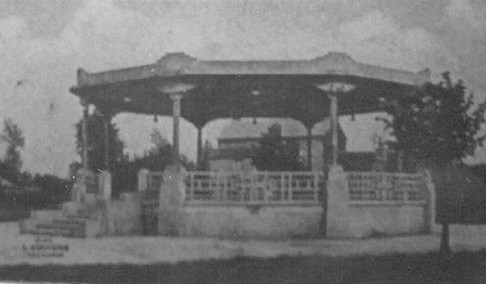 Le kiosque à musique de Leval construit vers 1930.