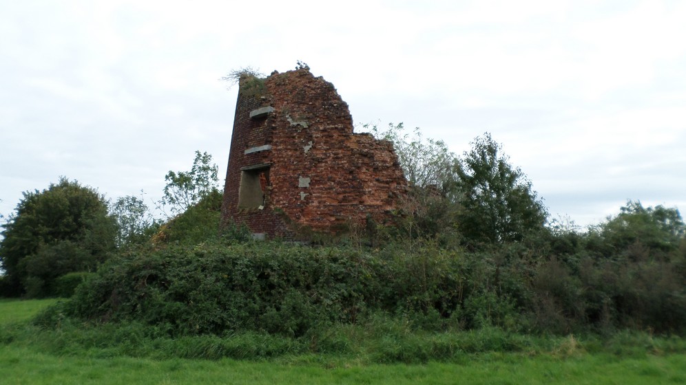 Avesnois, les ruines du moulin à vent de Cousolre.