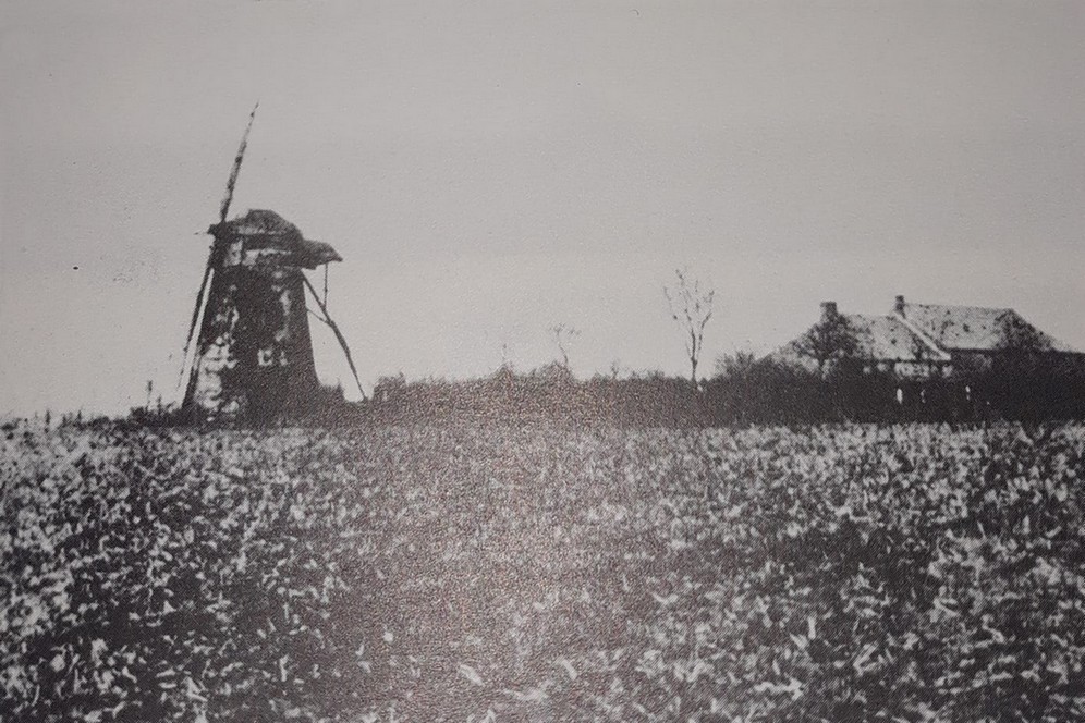 Le moulin Latour à Pont sur Sambre. Carte postale