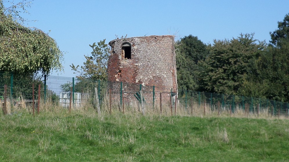 Ruines du moulin à vent de Sepmeries.