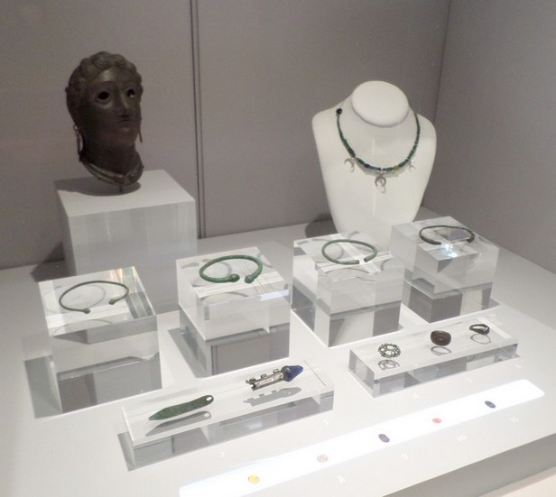 Forum Antique de Bavay, bijoux, accessoires de beauté