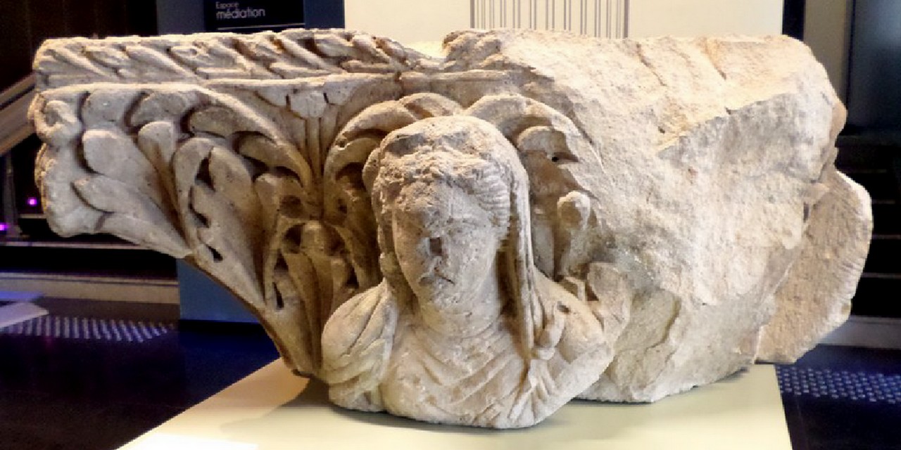Forum Antique de Bavay, Musée et site archéologique : Chapiteau à buste