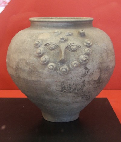 Forum Antique de Bavay, vase - buste