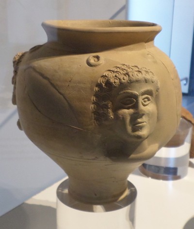Forum Antique de Bavay, vase - buste