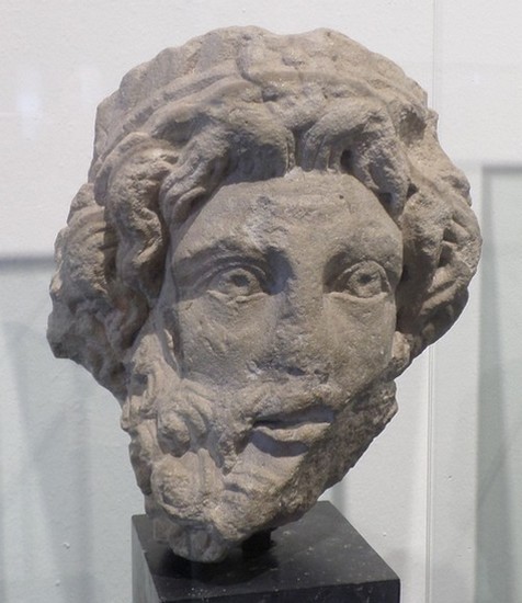 Forum Antique de Bavay, Musée et site archéologique : Tête d'homme en pierre calcaire (2ème siècle) 