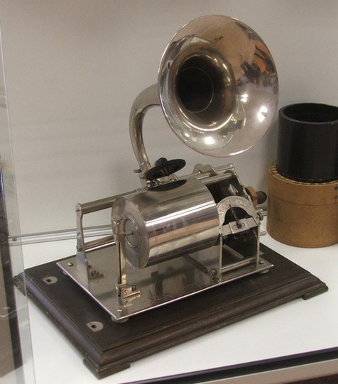 Musée de la machine parlante à Cousolre : Idéal - Phonographe