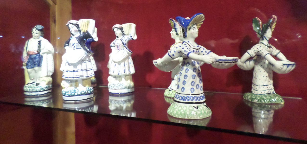 Musée de la Faïence et de la Poterie à Ferrière la Petite, Figurines en faïence. Cour des potiers.