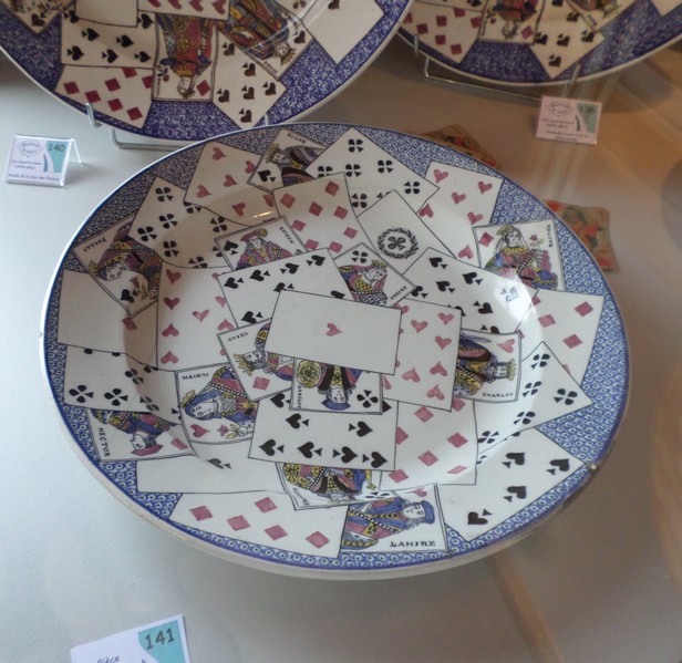 Musée de la Faïence et de la Poterie à Ferrière la Petite. Arts décoratifs : plats aux jeux de cartes et dominos. Cour des potiers.