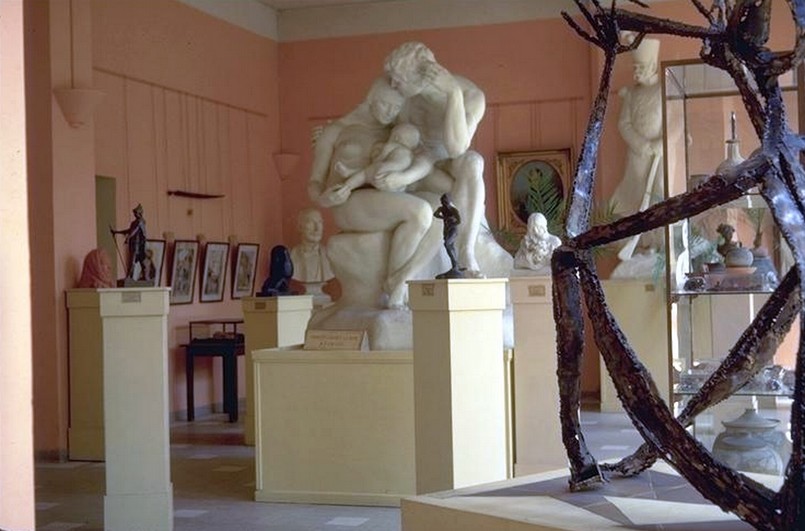 Maubeuge, musée Henri Boëz, La grande salle au rez de chaussée (sculptures, peintures et vitrines)