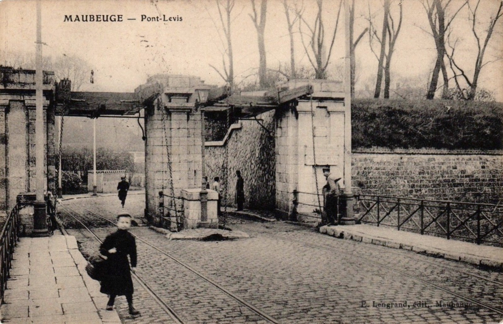 Remparts de Maubeuge. Le pont levis de la demi-lune de la porte de France.
