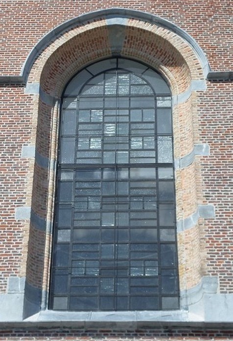 Maubeuge, La salle Sthrau, le vitrail de la façade. 