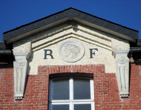 Emblème de la république sur le fronton de l'école d'Amfroipret