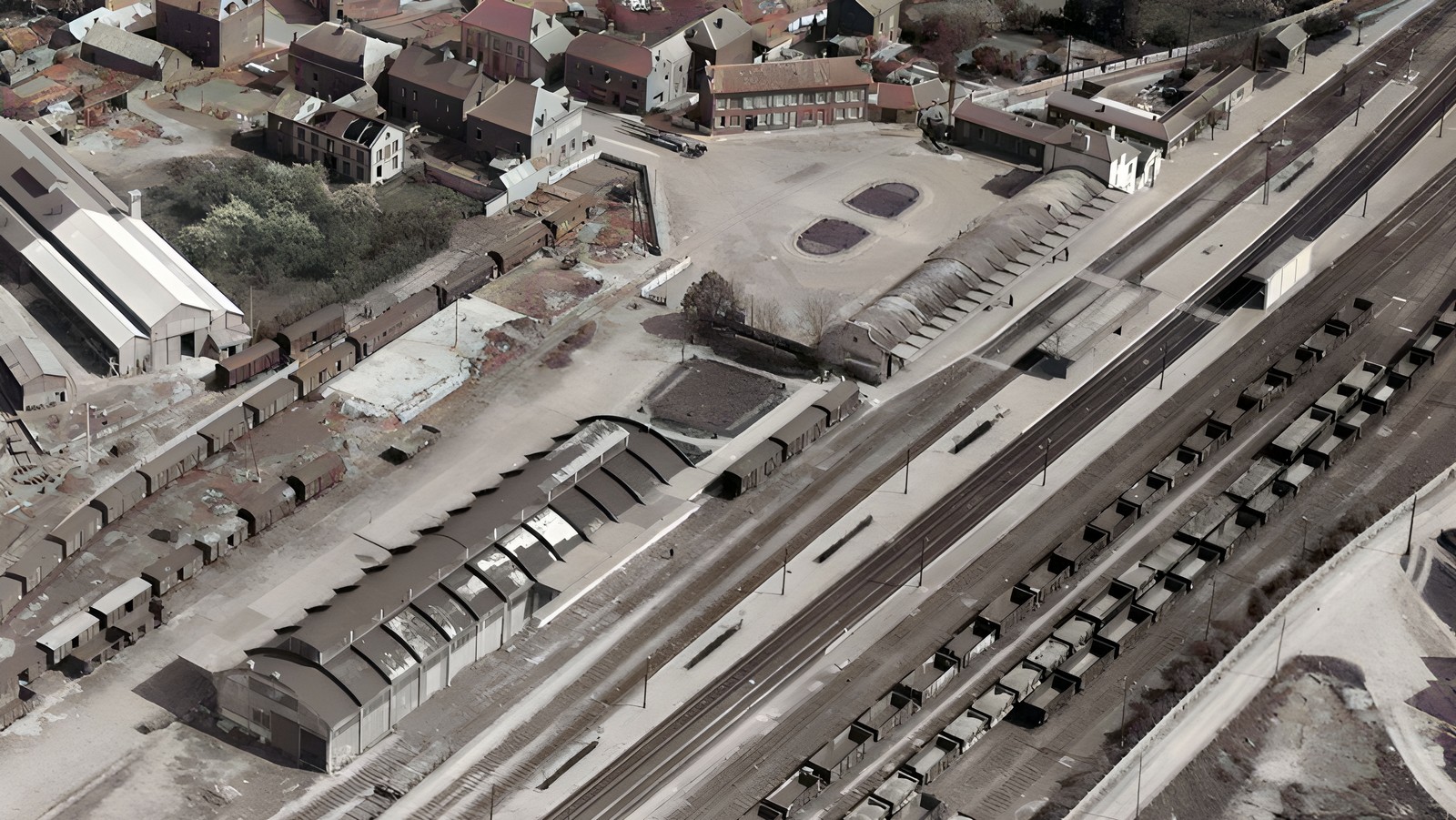 La gare d'Anor vue aérienne de 1950.