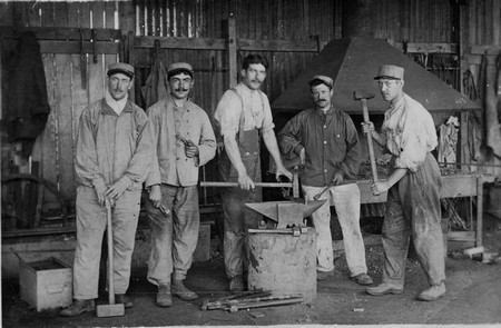 Ouvriers de la forge de Milourd vers 1920