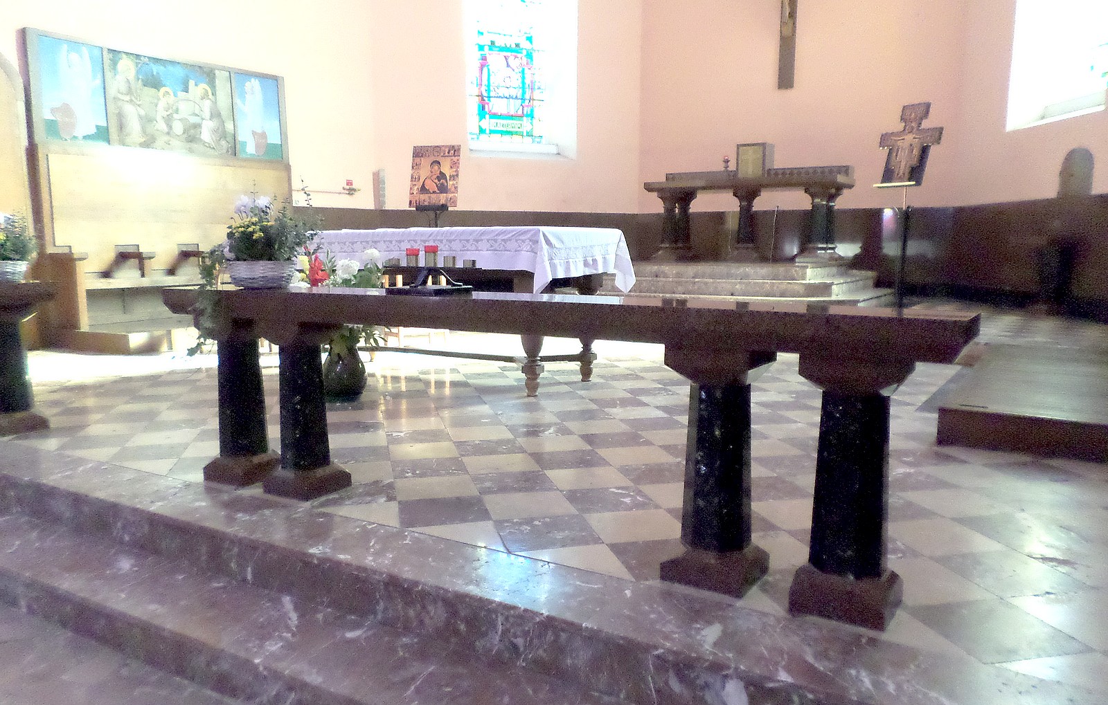 L'autel de l'église d'Anor.