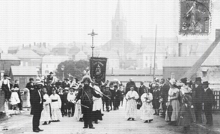 Procession de St Gorgon sur le pont du Centre en 1909