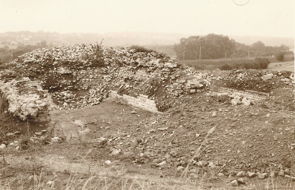 Photo des ruines des bassins de charge et de décantation. JL Boucly.