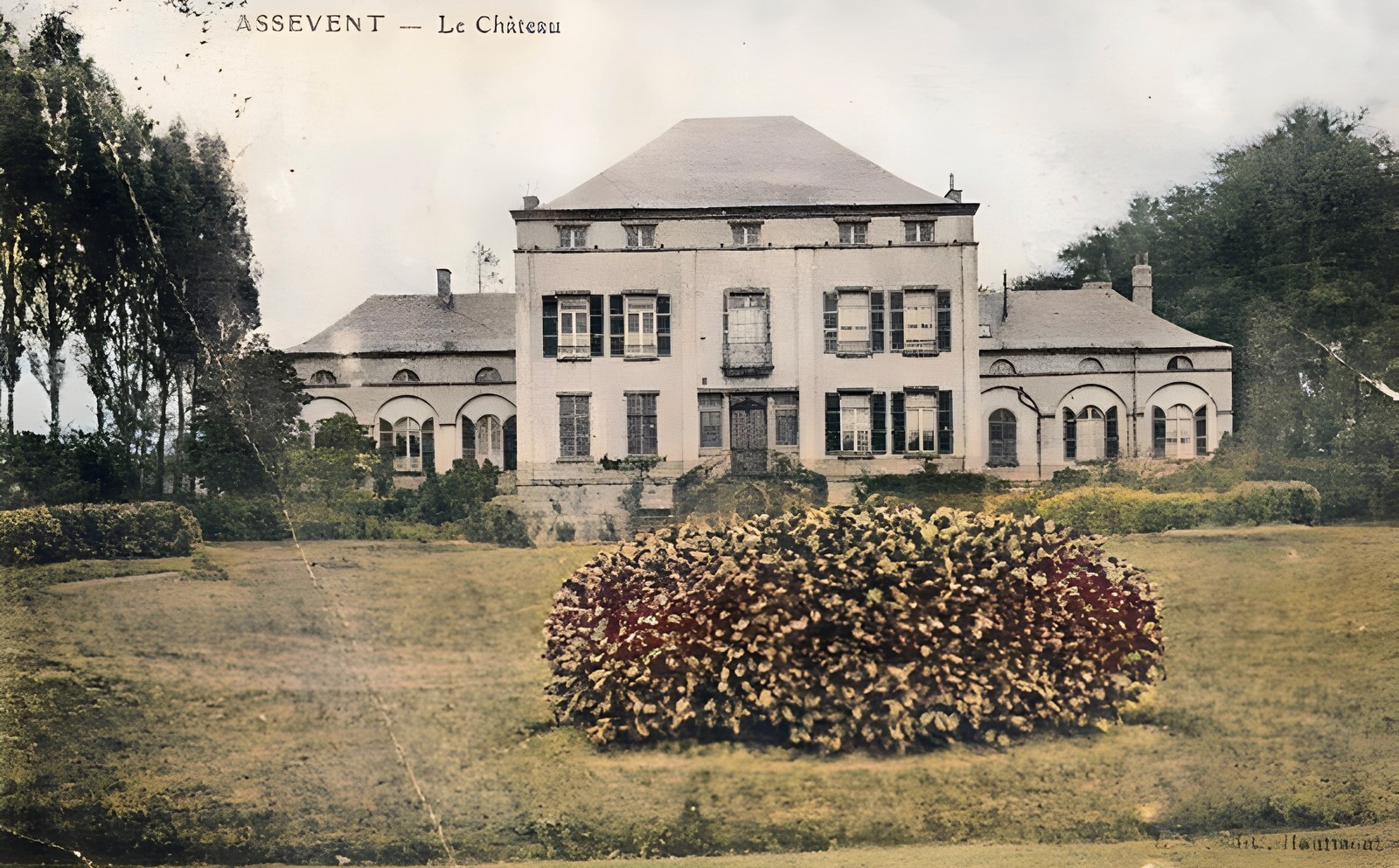L'ancien château d'Assevent sur une carte postale.