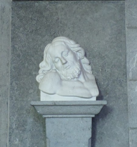 Eglise d'Avesnelles, buste en marbre.