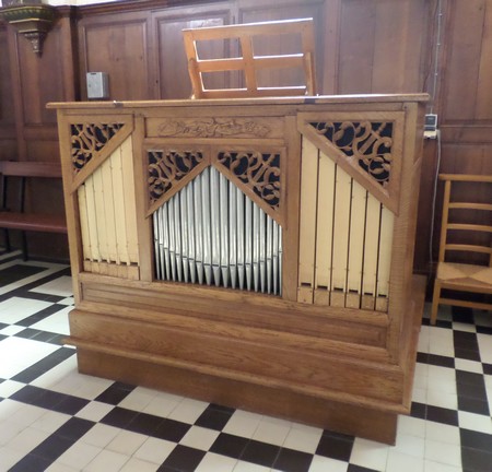 Eglise d'Avesnelles, l'orgue.