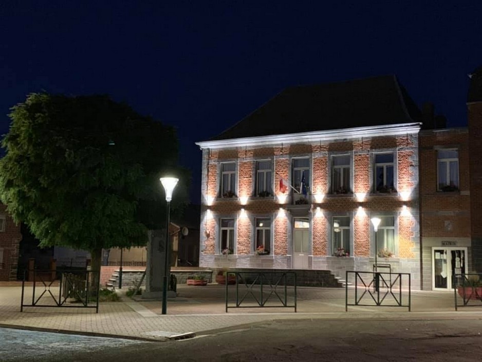 La mairie d'Avesnelles la nuit.
