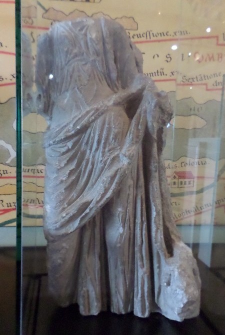 Musée de Bavay, Statue de femme acéphal