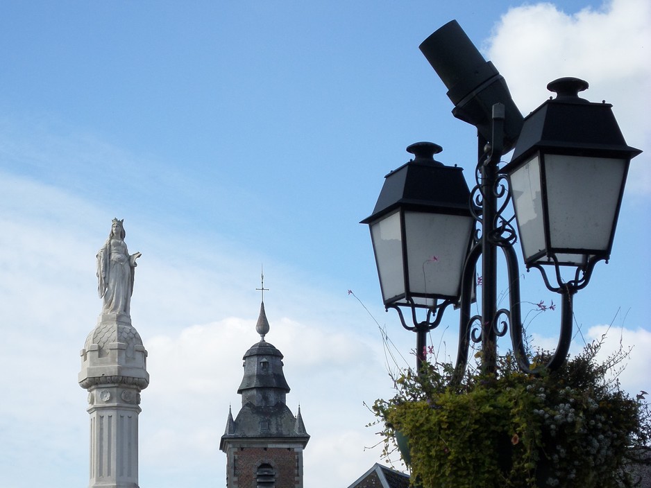 Bavay, la colonne Brunehaut et le clocher.