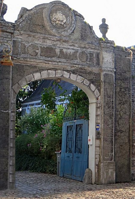 Porche de l'ancien couvent à Bavay.